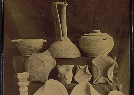 Imagen secundaria 1 - Puerta monumental romana de Ziqua (Zaghouan), estelas y otros objetos púnicos del Museo de Saint Louis, actual Museo Nacional de Cartago y tarjeta postal con retrato del bey Ali Muddat ibn al-Husayn