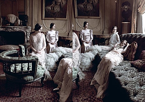 Imagen secundaria 1 - Arriba, 'Chateau Raray, Raray, France' (1985). Sobre estas líneas, 'Sin título. (Valentino Haute Couture)' y 'Sin título', de la serie 'Maquillaje'