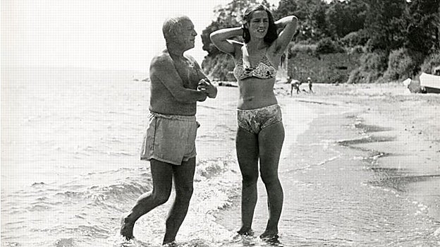 Pablo Picasso con Françoise Gilot, madre de sus hijos Claude y Paloma