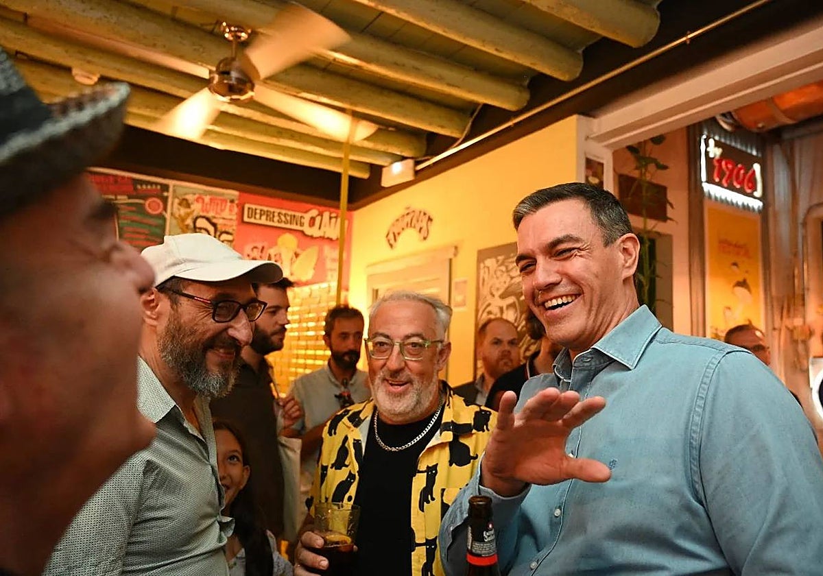 Pedro Sánchez, con Antonio Arias (Lagartija Nick), Jota de los planetas y el batería del grupo, Eric