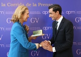 La Infanta Elena entrega a Paco Ureña la Oreja de Oro «por su extraordinario valor y su extraordinaria tarde» en la Corrida de la Prensa