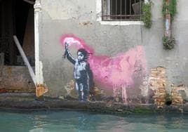 La polémica restauración del 'Niño náufrago' de Banksy en Venecia: «Es su naturaleza»