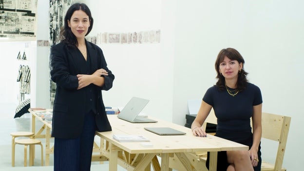 Ada Cerdá (de pie) y Adriana Pauly, responsables de La Oficina