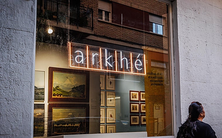 Imagen principal - Sobre estas líneas, algunos de los contenidos de la muestra actual 'América: breve historia natural y política'. A la derecha, Halim Badawi con una de las obras de la exposición. Arriba, luminoso de Archivo Arkhé en la calle Doctor Fourquet