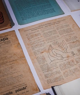 Imagen secundaria 2 - Sobre estas líneas, Pedro Felipe Hinestrosa señala una de las obras del conjunto. A la derecha, una de sus joyas: el 'Manifiesto antropófago' de Oswald de Andrade. Arriba, una de las salas  de la exposición dedicada al paisaje latinoamericano