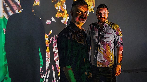 Los dos coleccionistas ante uno de los vídeos de la colección