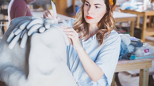 La creadora trabajando en sus cerámicas