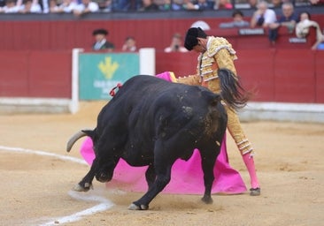 Emilio de Justo explica el temple por verónicas y naturales