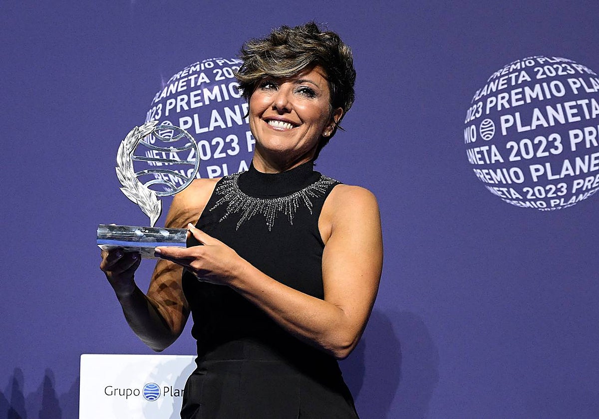 Sonsoles Ónega, tras recoger el premio Planeta 2023