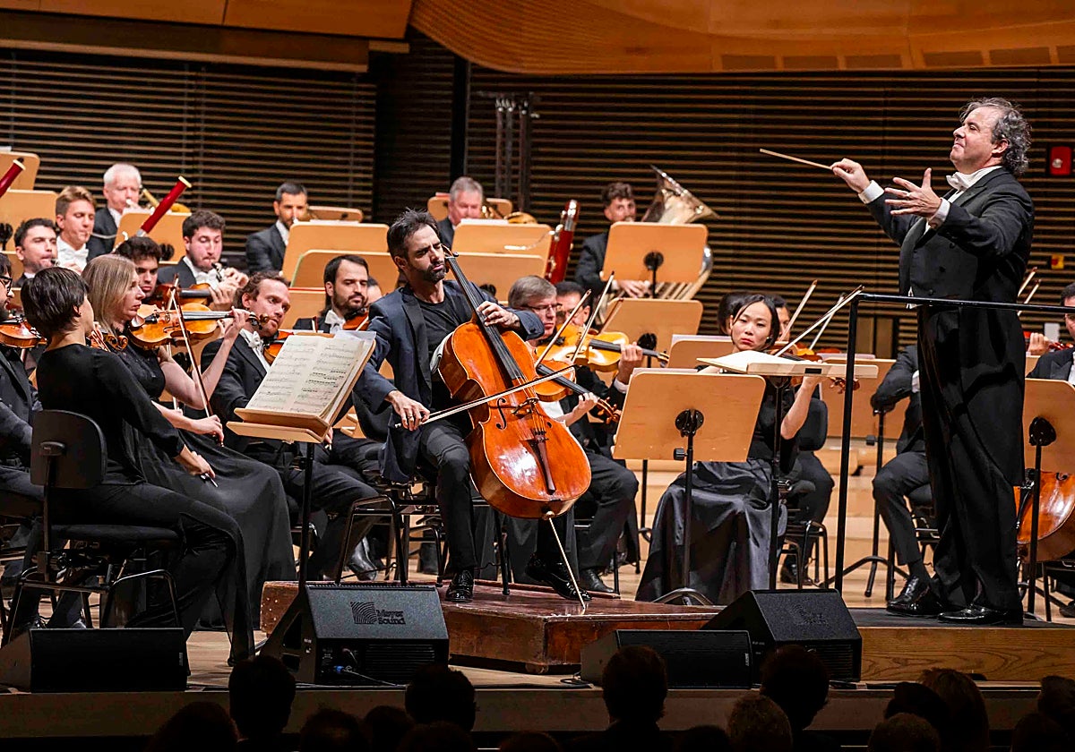 Juanjo Mena, Pablo Ferrández y la Orquesta del Teatro Real, durante el concierto