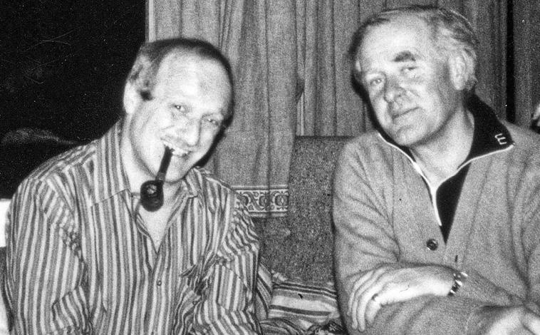 Imagen principal - Arriba: Le Carré y Al Alvarez. «Al y yo nos echábamos a reír en cuanto estábamos a menos de dos metros de distancia.». Izquierda: Boceto de su colega del MI5 John Bingham por le Carré. Derecha: Carta a John Cheever