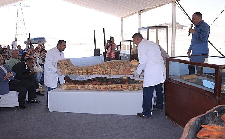 Imagen principal - Mustafá Waziri, durante la conferencia de prensa que reveló el hallazgo de la necrópolis. Abajo, ushebtis y vasos canopos descubiertos 