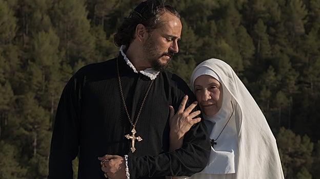 Blanca Portillo con Asier Etxeandia, el inquisidor en la cinta