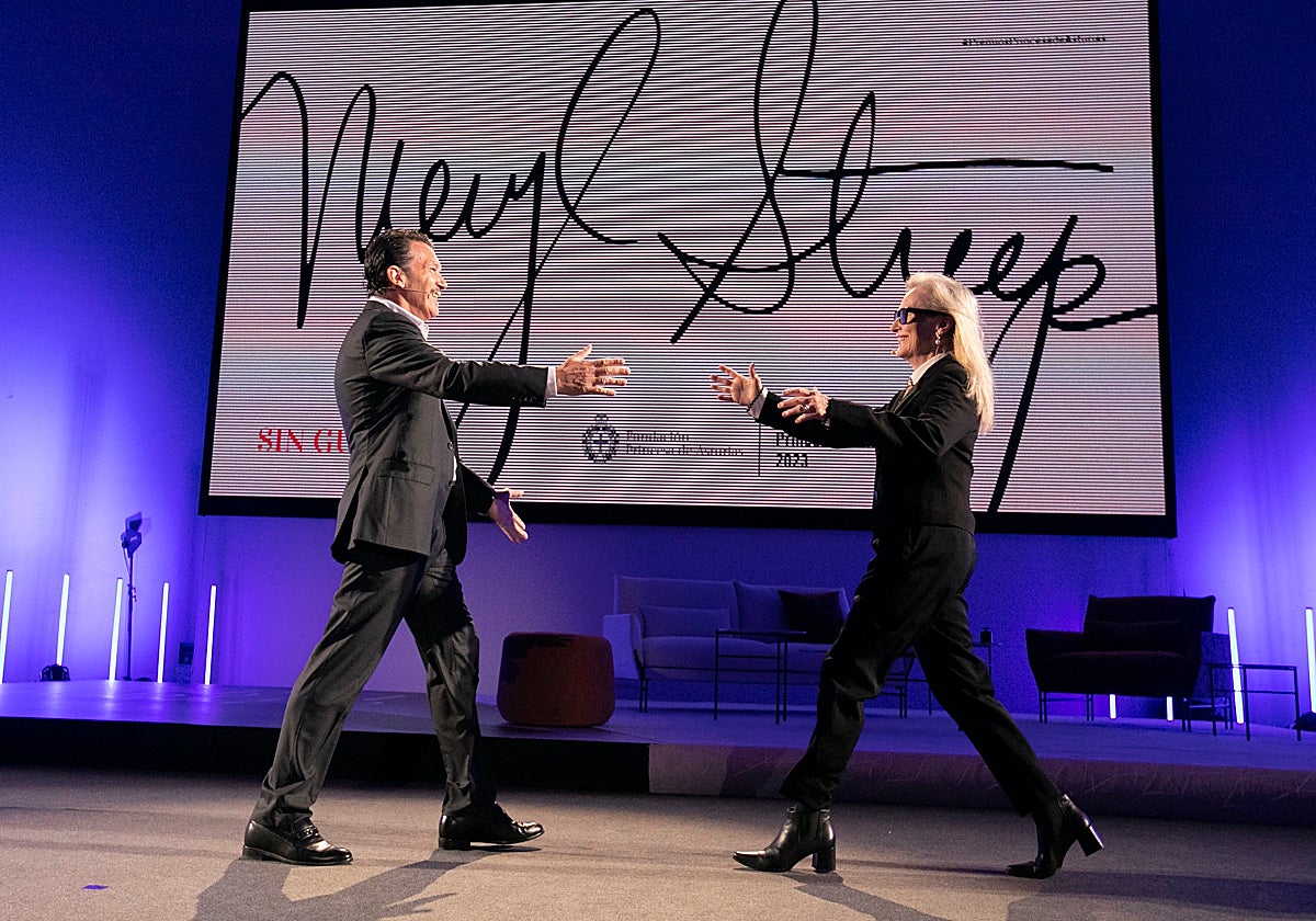 Antonio Banderas recibe a Meryl Streep en el acto que tuvieron ayer en Oviedo a última hora de la tarde