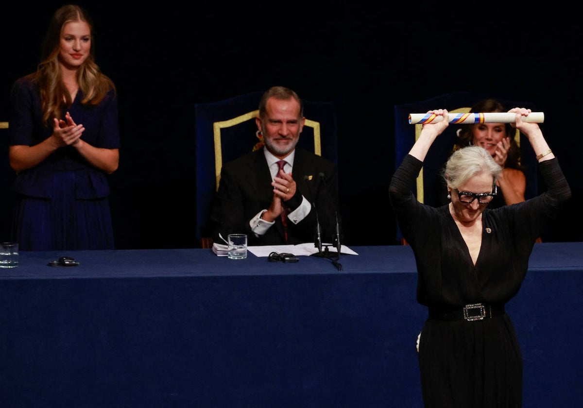 La actriz Meryl Streep, tras recoger el Premio de las Artes, ante la Familia Real