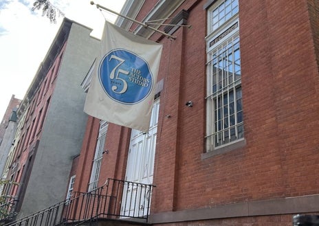 Imagen secundaria 1 - James Dean durante una Acting Session en el Actors Studio; el edificio de la calle 44 en el que se encuentra el Actors Studio; y varios de los carteles que adornan una de sus paredes