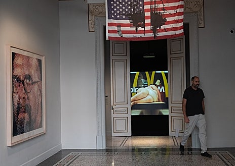 Imagen secundaria 1 - Arriba, obra de Leon Ferrari. Sobre estas líneas, estancia con piezas de Chuk Close que anteceden al vídeo de Yoshua Okón. A la derecha, escalera principal, bajo la que se sitúa una escultura de Equipo Crónica y en la que luce una fotografía de Zanele Muholi