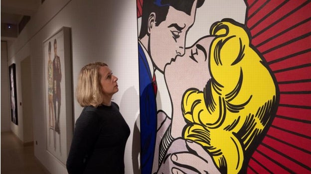 Una mujer observa la obra 'Beso III', del artista estadounidense Roy Lichtenstein