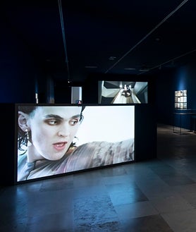 Imagen secundaria 2 - Sobre estas líneas, obras de Manolo Laguillo de su proyecto sobre Valladolid. A la derecha, montaje de 'La ocupación', de Cabello y Carceller. Arriba, obra principal de 'Pajarazos', de David Bestué