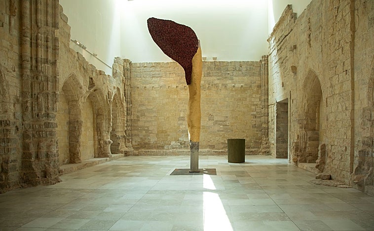 Imagen principal - Sobre estas líneas, obras de Manolo Laguillo de su proyecto sobre Valladolid. A la derecha, montaje de 'La ocupación', de Cabello y Carceller. Arriba, obra principal de 'Pajarazos', de David Bestué