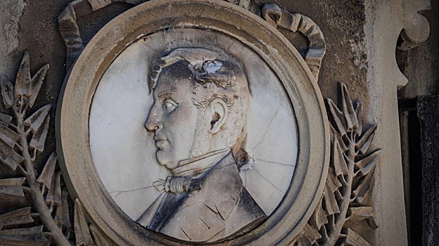 El medallón con el retrato de Donoso Cortés