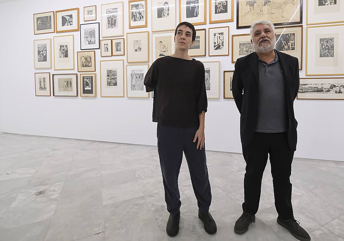 Juan Antonio Álvarez Reyes (derecha), durante la presentación de una exposición
