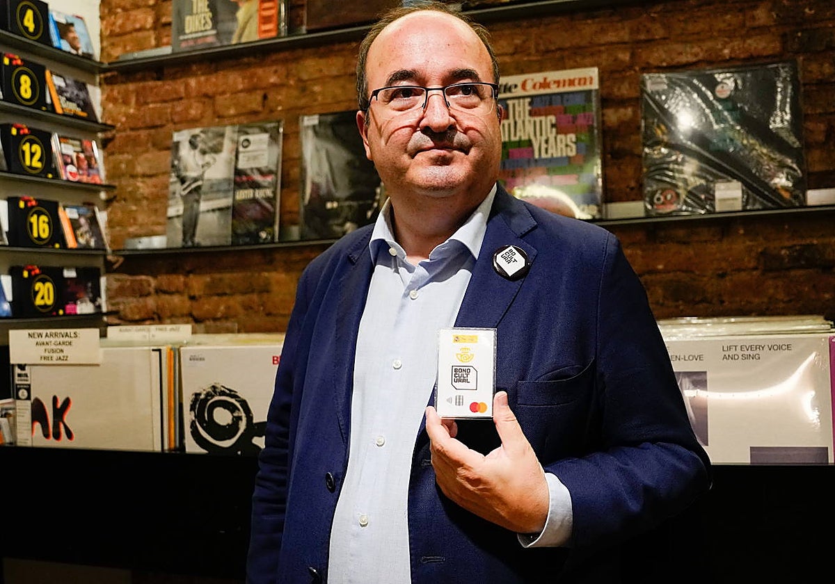 Miquel Iceta, con la tarjeta del bono cultural