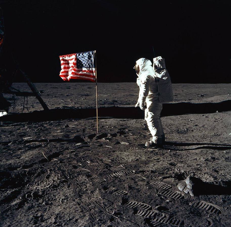 Buzz Aldrin, junto a la bandera de Estados Unidos en la superficie lunar.