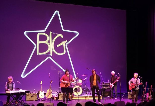 Pat Sansone, Jon Auer, Jody Stephens, Mike Mills y Chris Stamey, durante una actuación