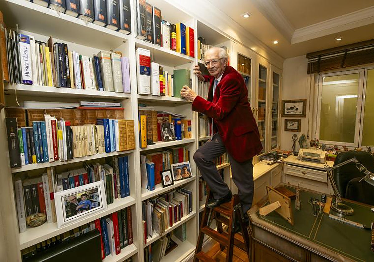 Andrés Amorós ha obtenido, entre otros premios, el Nacional de Ensayo, el Nacional de la Crítica Literaria, y el Fastenrath de la Real Academia