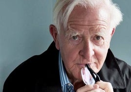 El hijo de John Le Carré escribirá una nueva novela del legendario espía George Smiley