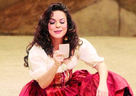 Imagen secundaria 1 - Nancy Fabiola junto a Plácido Domingo en 'Luisa Fernanda', en el Teatro Real; en el papel titular de 'Carmen' en el MET, y en 'The Rake's Progress'