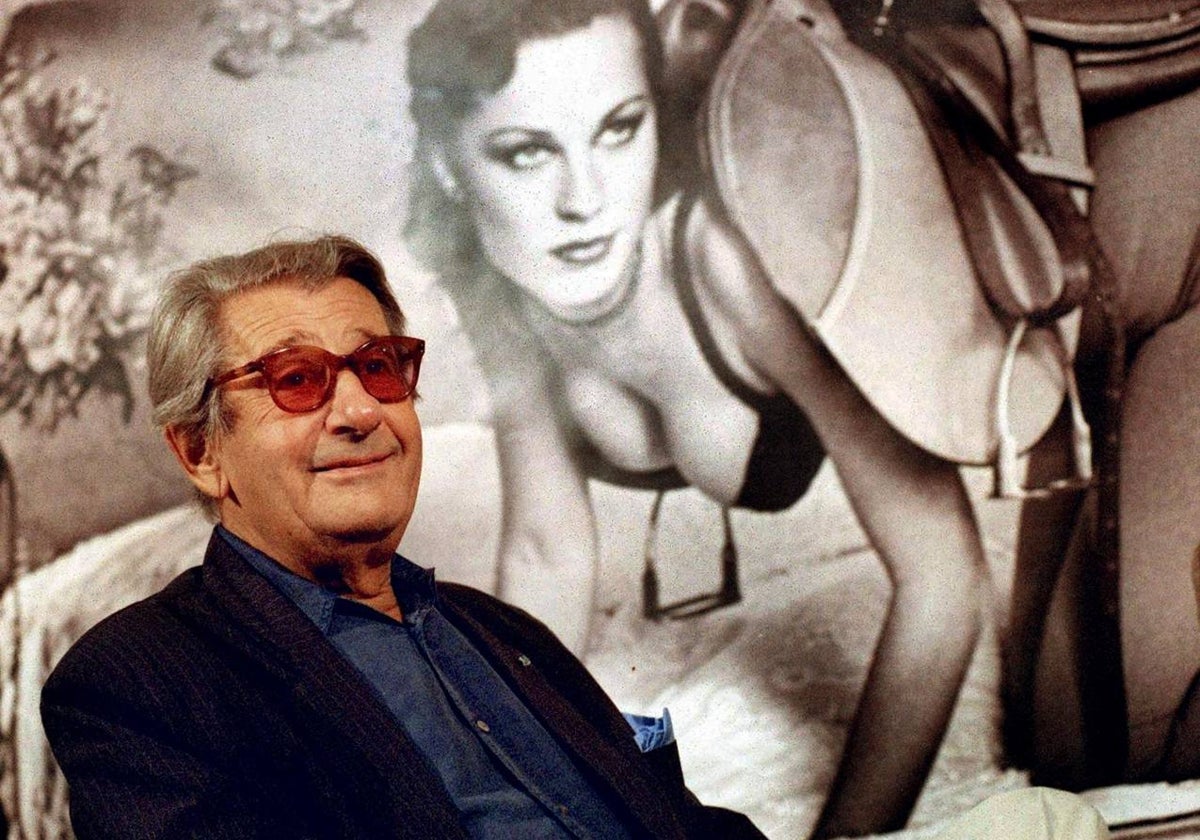 Helmut Newton, en 2001 en Hamburgo, ante una de sus polémicas fotografías
