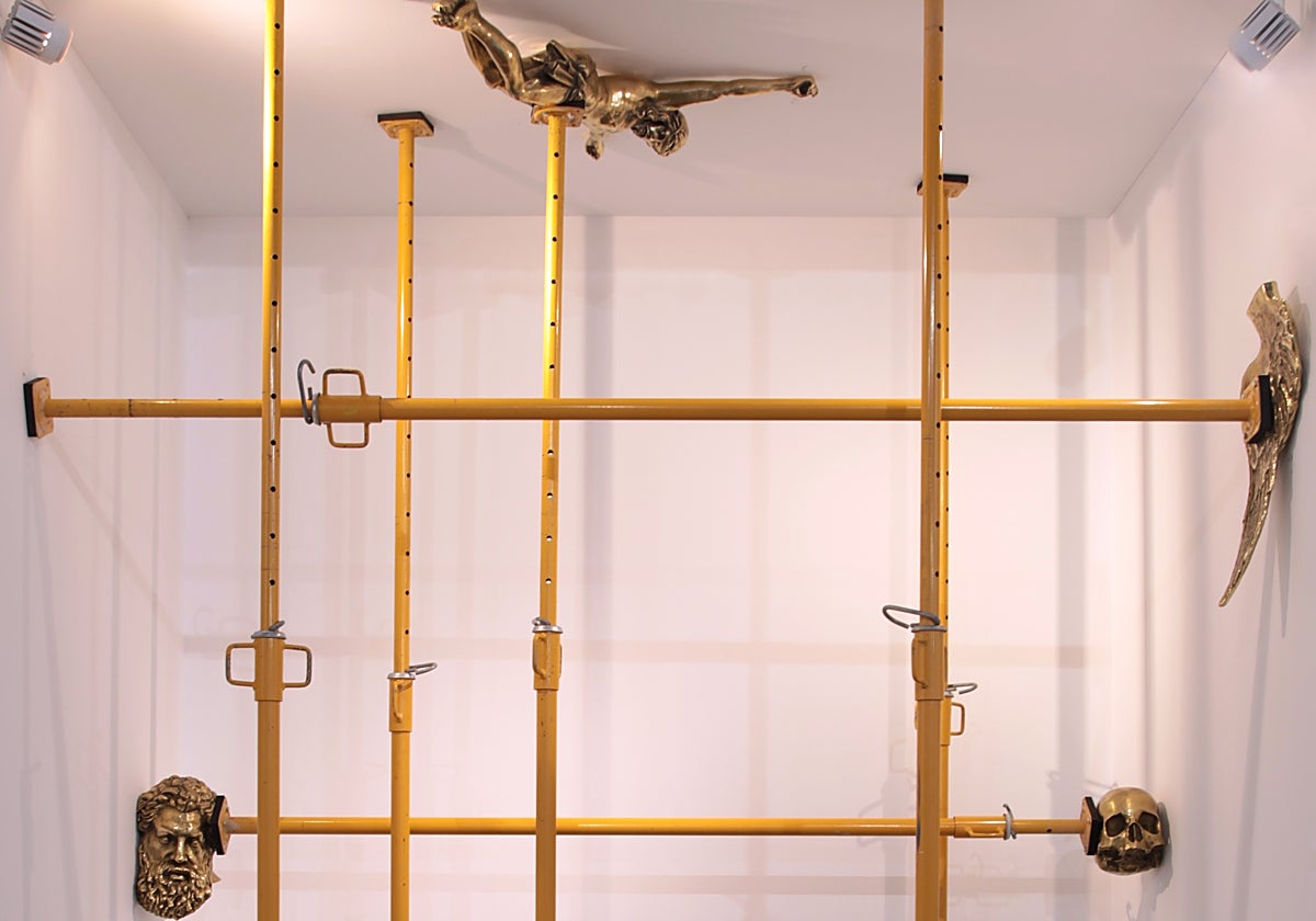 Detalle del montaje de la instalación 'El mundo', de Carlos Aires