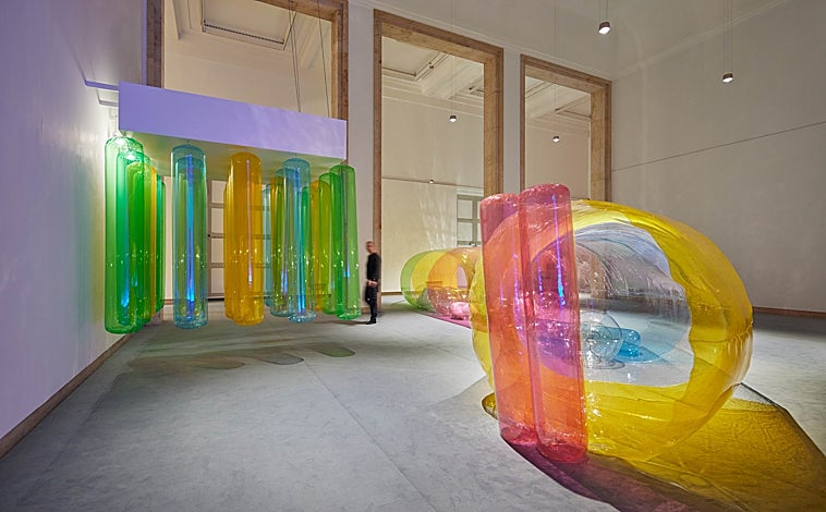 Imagen principal - Arriba, 'Penetración / Expulsión', de Lea Lublin. Montaje en la exposición alemana. Sobre estas líneas, 'Feather Room', de Judy Chicago, y '¡Revuelques y viva!' (1964), de Marta Minujín