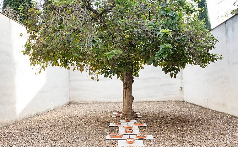 Imagen principal - En las imágenes, algunas de las instalaciones de Concha Jerez en el CAAC, como ‘Identidad de un espacio geográfico-Pl. de Colón de Madrid’ (sobre estas líneas) y ‘Tiempo diario’ (arriba)