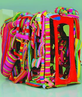 Imagen secundaria 2 - Arriba, 'Penetración / Expulsión', de Lea Lublin. Montaje en la exposición alemana. Sobre estas líneas, 'Feather Room', de Judy Chicago, y '¡Revuelques y viva!' (1964), de Marta Minujín