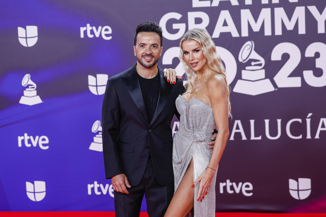 Luis Fonsi junto a su esposa Águeda López