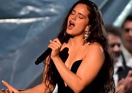 Rosalía le lanza un 'dardo' a Rauw Alejandro versionando a Rocío Jurado