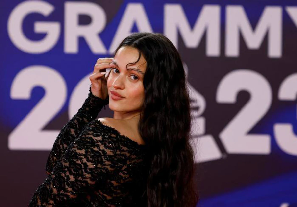 La cantante Rosalía posa durante el photocall previo a la gala de entrega de los Latin Grammy 2023