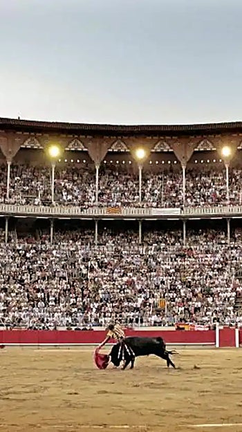 Toros en la Monumental de Barcelona, con la plaza llena