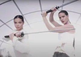 'Oral', un beso en los morros entre Björk y Rosalía a ritmo de combate de artes marciales