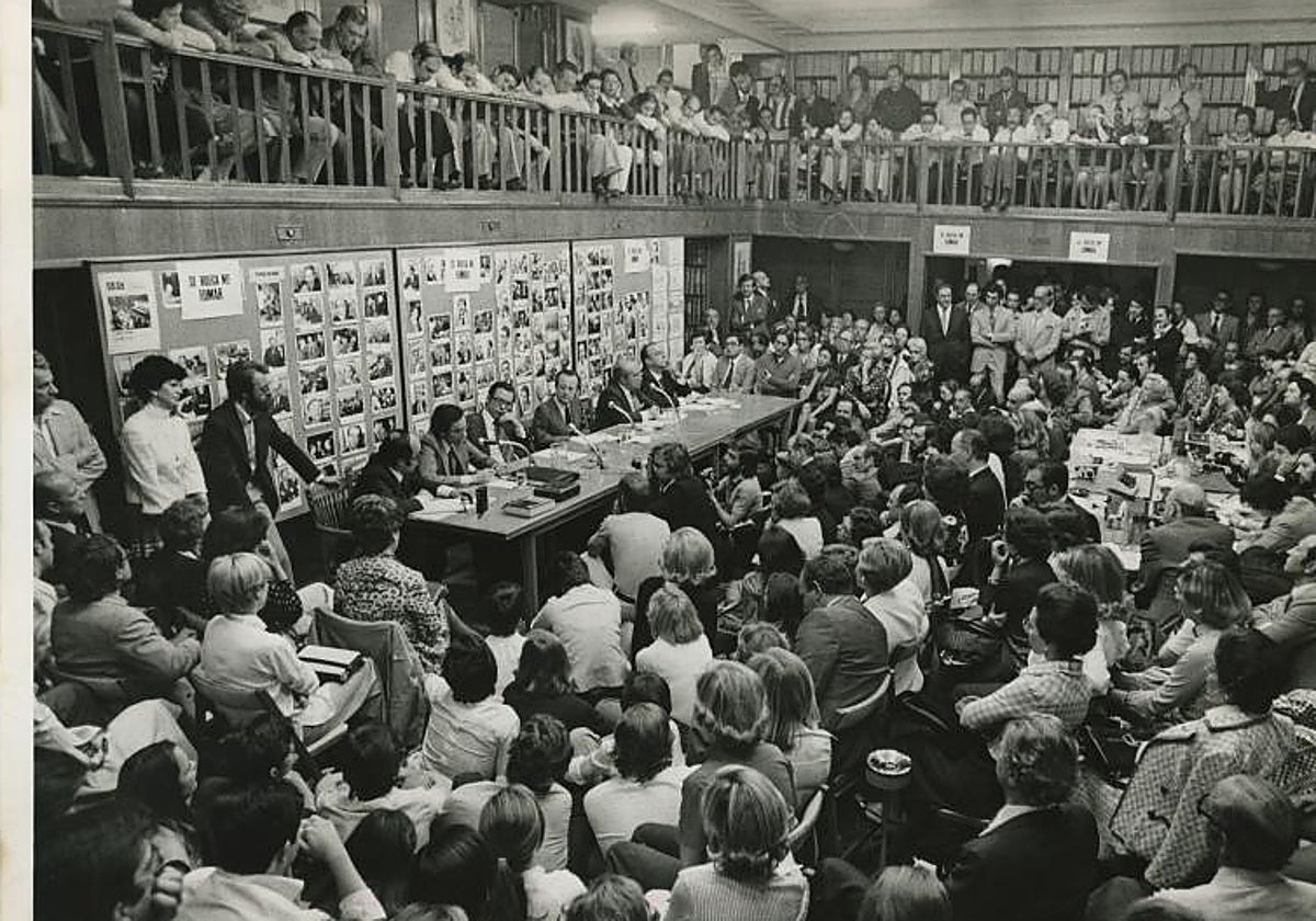 Coloquio electoral en la biblioteca de ABC en 1977