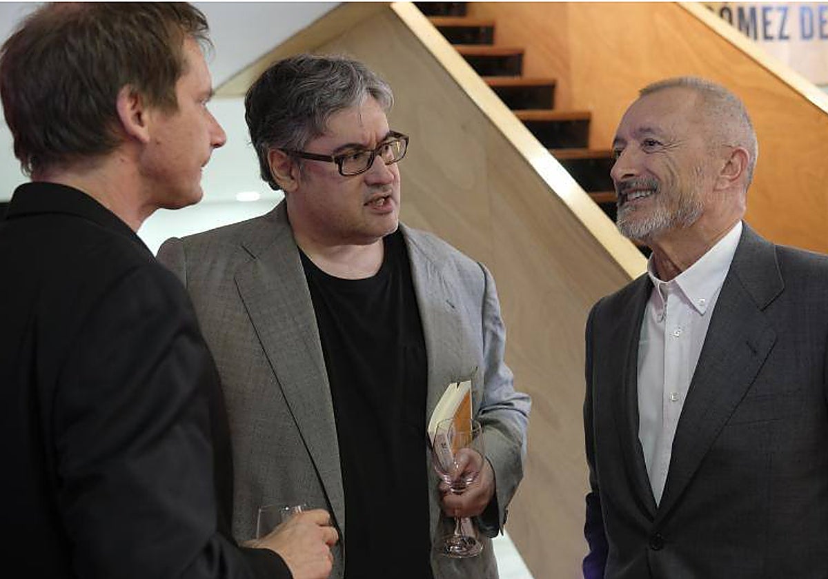 Juan Manuel de Prada participa en el libro propuesto por Arturo Pérez-Reverte.