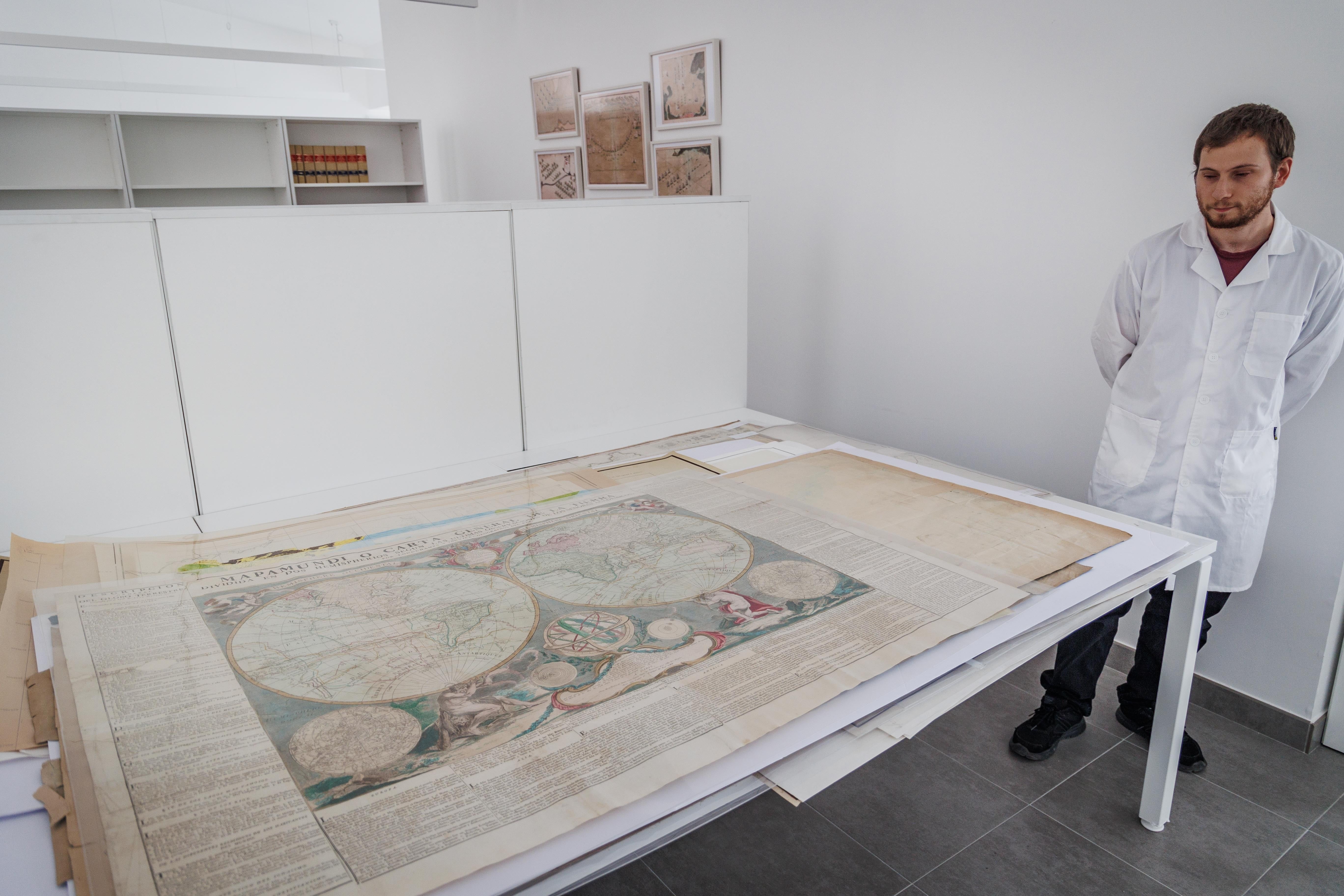 Técnico del archivo, junto a uno de los documentos de los depósitos