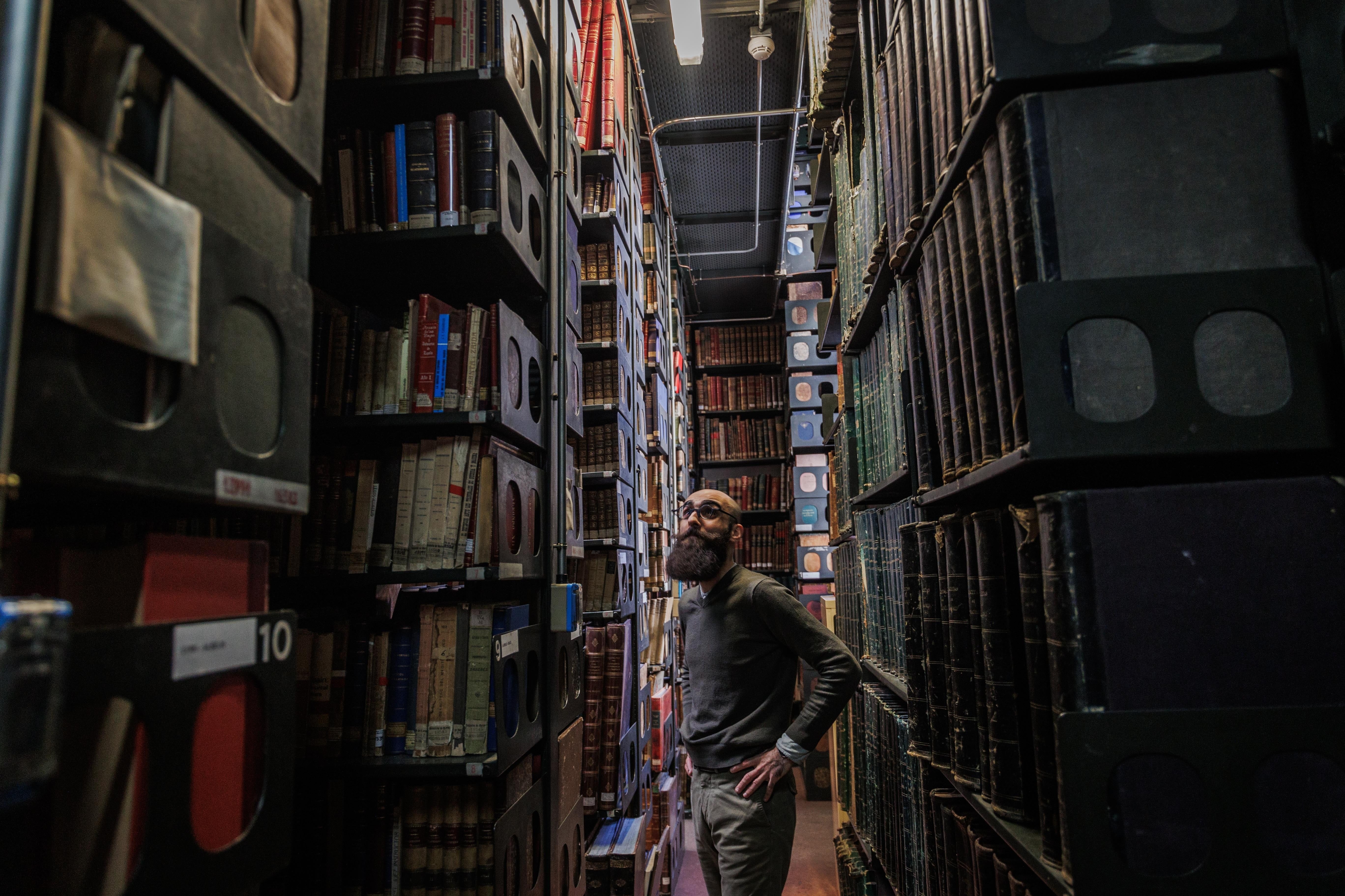 Biblioteca Central de Marina. En el depósito junto a Guillermo Ortiz