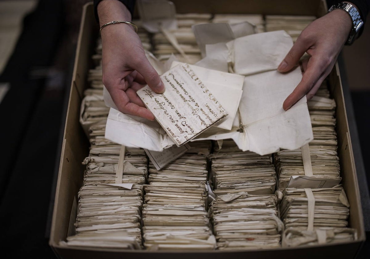 Un conservador de los National Archives muestra un conjunto de cartas