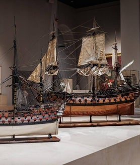 Imagen secundaria 2 - El comisario de la muestra, José María Moreno, muestra al Rey los cuadros de Ulloa y La Condamine. La también comisaria Blanca Sazatornil explica la parte final de la muestra delante del busto basado en la máscara mortuoria del marino. También se exponen modelos de los barcos construidos siguiendo el método de construcción que Jorge Juan desarrolló para la Armada