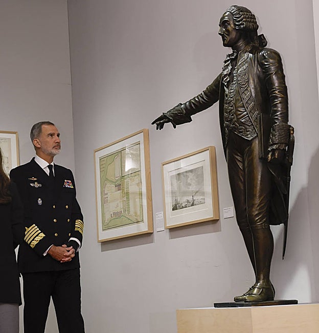 Don Felipe observa el modelo de la estatua de Jorge Juan que se erigió en Ferrol