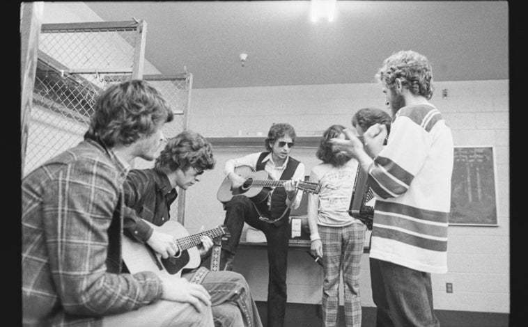 Imagen principal - Con los miembros de 'The Band' en 1974, por B. Feinstein; la segunda es una foto de 1963, de Ralph Baxter, en en el Gramercy Park en Nueva York; la pandereta que inspiró 'Mr. Tamboruine Man'